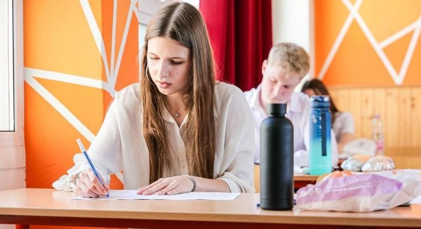 Matek érettségi 2026 - Vajon nehéz lesz? Van nálad számológép? - Megoldások a kisalfold.hu-n