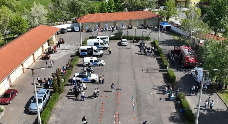 Nyílt nap a drogprevenció jegyében Szolnokon: 800 diák vett részt a rendőrségi programon