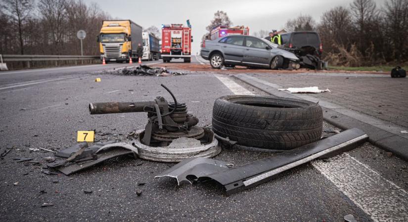 Hármas karambol a 67-es főúton: öten utaztak a járművekben, forgalomkorlátozást rendeltek el