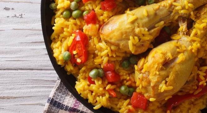 Rizses hús spanyolosan: paella csirkecombbal
