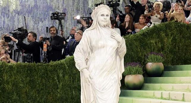 Szoborrá dermedt Heidi Klum a Met-gálán