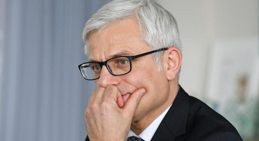 Keményen beszólt az Erste-vezér a távozó kormánynak, de arról is beszélt, mit vár el az új hatalomtól