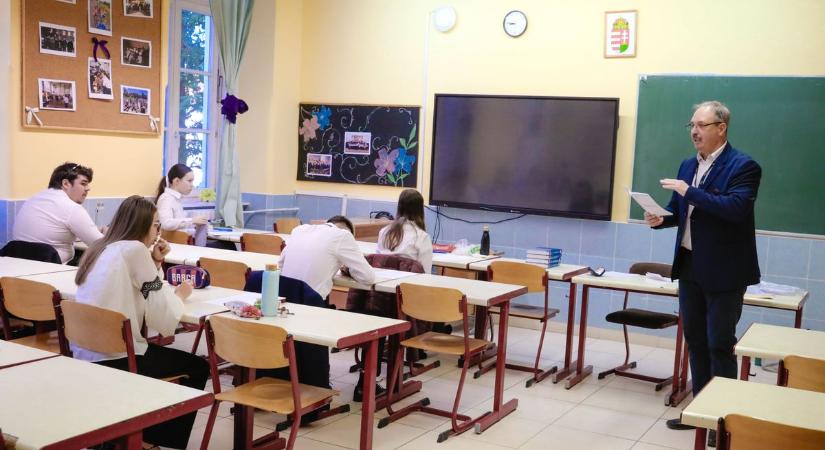 Exponenciális függvény, gráfok és falusi focicsapatok: megérkeztek az első infók a matekérettségi feladatairól!