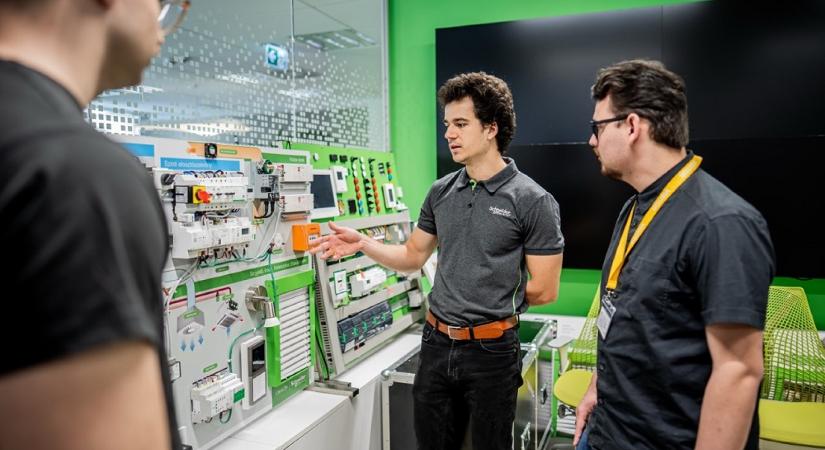 Ismét megtelt egyetemistákkal a Schneider Electric budapesti központja