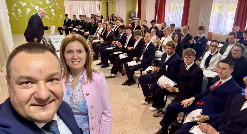 A jövő mesterei: dunaújvárosi diákok országos sikereit ünnepelték (galériával)