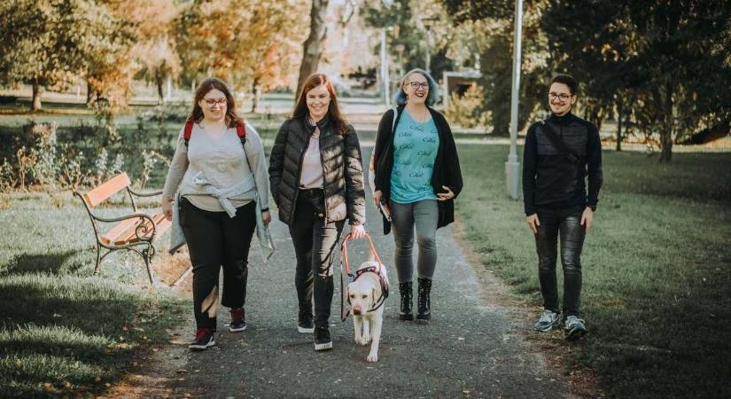 Megható pillanatok Miskolcon: vakvezető kutyája kísérte el Zoét húga ballagására (képekkel)
