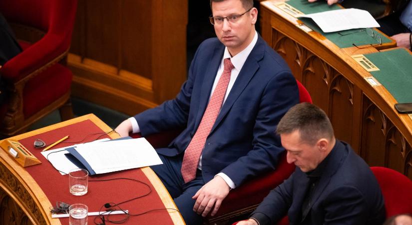 Gulyás Gergely állítja, csak az állam működtetéséhez szükséges pénzeket fizetik ki