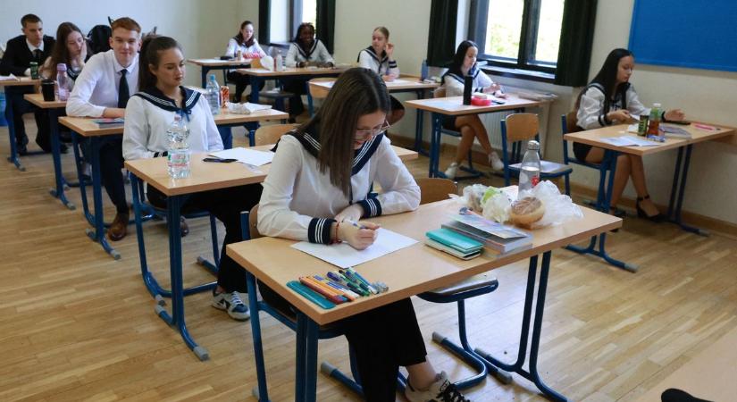 Szigorú időkorlát és trükkös példák: Megérkeztek az első hírek a matek érettségiről (galériavideó)