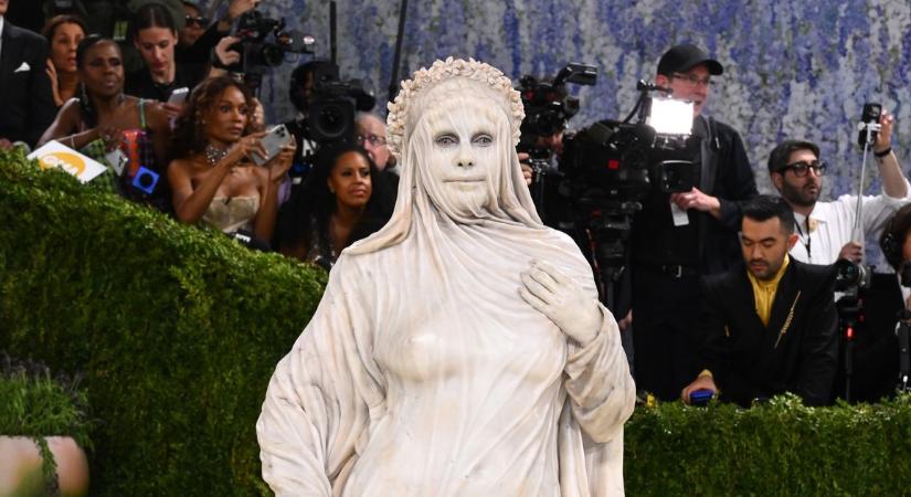 Heidi Klum ellopta a show-t: Olyan bizarr jelmezben érkezett a Met-gálára, hogy alig ismerték fel! – fotók a sztárokról