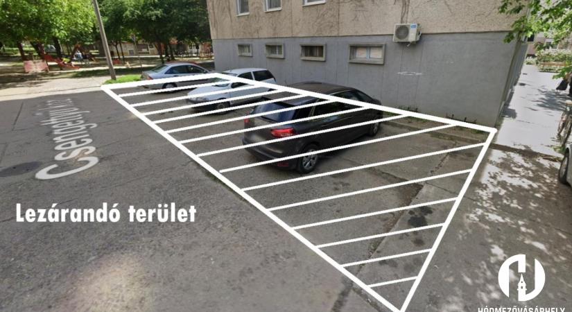 Süllyedő burkolat miatt lezárják egy parkoló egy részét Hódmezővásárhelyen