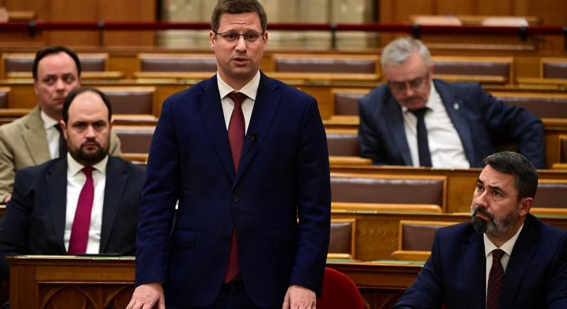 Gulyás Gergely cáfolja, hogy „Orbán Viktor az utolsó héten még teljesen kifosztaná az államkasszát”