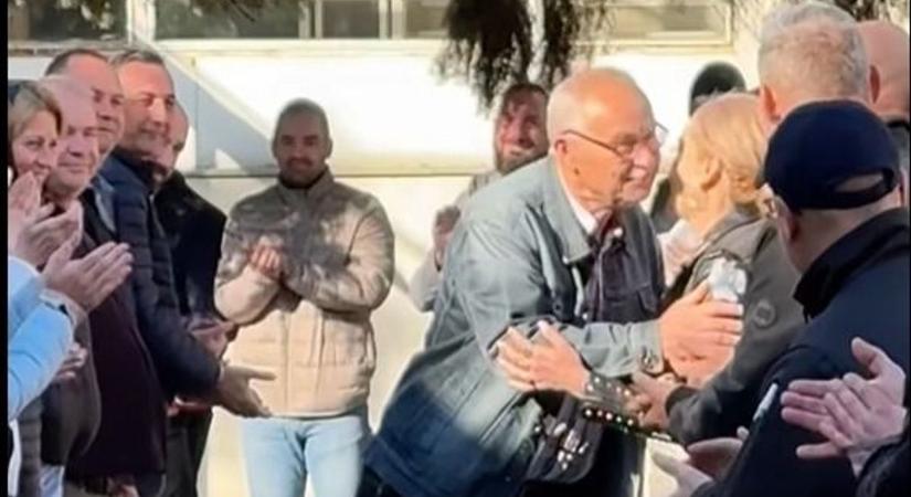 Könnyek között vett búcsút kollégáitól a nyugdíjba vonuló debreceni rendőr – videón