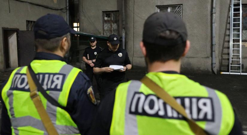 Ukrajnai razziák során milliós visszaélések derültek ki, eközben mentővel szöktették volna ki a hadköteleseket