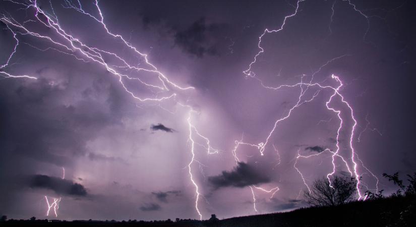 Szerdától érkeznek a zivatarok, kiadták a figyelmeztetést