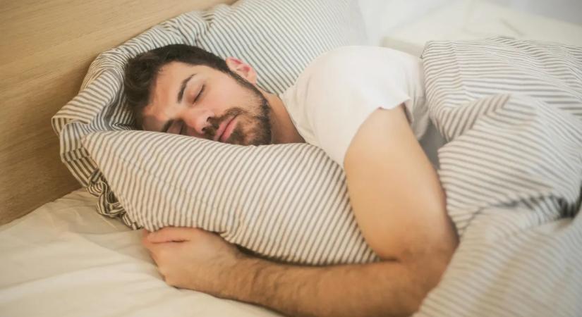 Figyelmeztetést adott ki az orvos: ez az alvási szokás komoly veszélyeket rejt