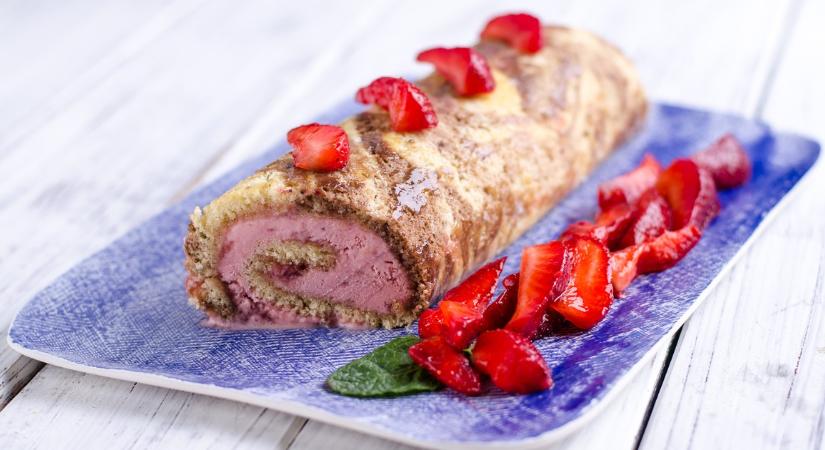 Házilag készítettünk eperfagyit ebbe a piskótatekercsbe - recept