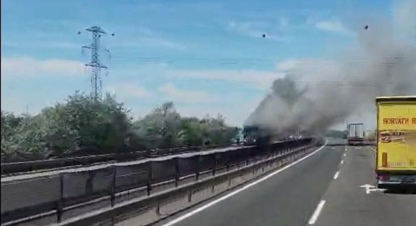Drámai jelenetek az M3-ason: videón az égő kamion, lezárták a sztrádát