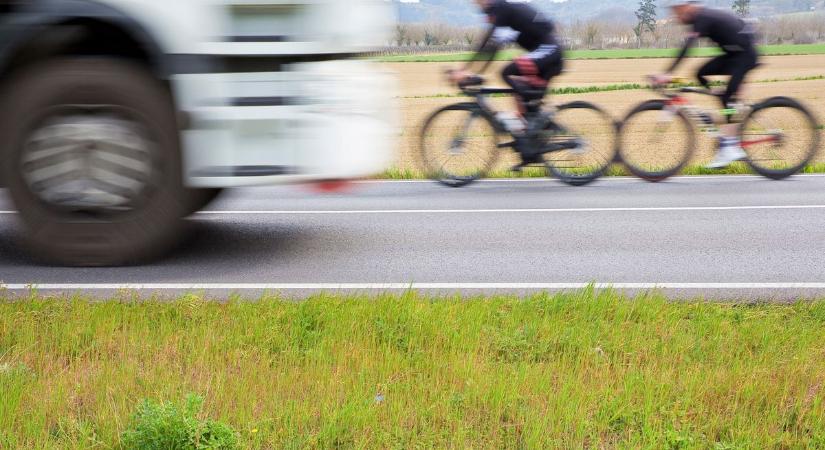 Tragédia: meghalt egy kerékpáros a 6-os úton történt ütközésben