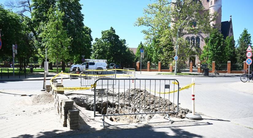 Napokig tarthat még a helyreállítás a Sóház utcában, ahol két nagy gödröt ástak