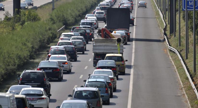Kigyulladt egy kamion, lezárták az M3-as autópályát