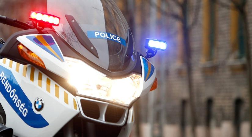Ezt látnia kell! Bravúros parádét rendeztek a BRFK motoros rendőrei – videón a flikk-flakkok