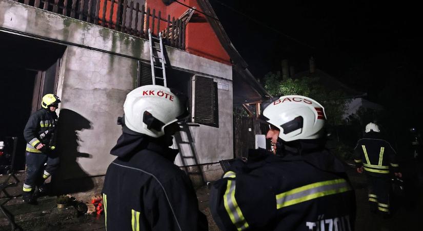 Lakhatatlanná vált a kigyulladt kiskőrösi ház, helyszíni képeken mutatjuk a pusztítást