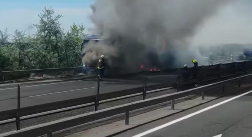 Kigyulladt egy kamion az M3-as autópályán
