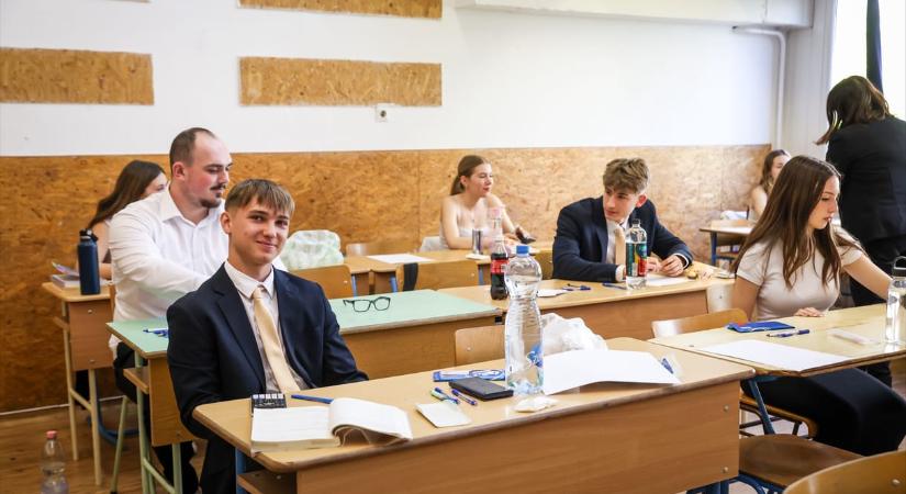 „Vagy tízszer el kellett olvasnom a 16-os feladatot, hogy megértsem” – Ilyennek látták a diákok középszinten a matekérettségit