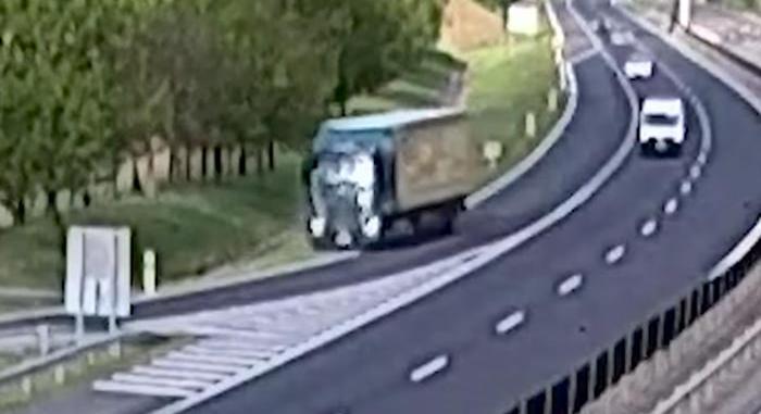 Videón, ahogy fékezés nélkül árokba zúgott a pihenőbe induló kamionos