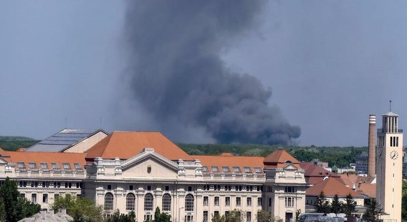 Óriási füstoszlop Debrecen felett, kiderült, mi ég – fotókkal