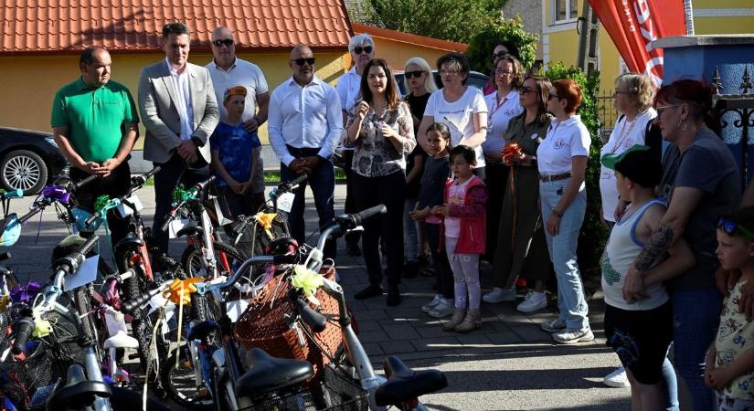 Bicajándékozz: átadták a 200. kerékpárt és bejelentették a 2,5 millió forintos gyűjtést a Móvári mentőszolgálatnak