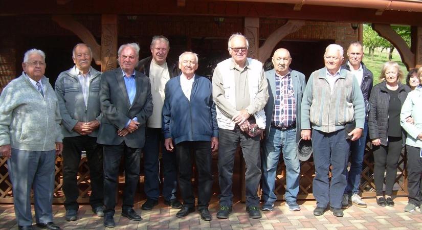 Táblát avattak a bátorkeszi borversenyek emlékére
