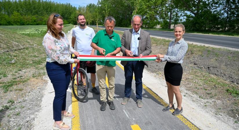 Átadták a szigetközi kerékpárút felújított szakaszait - fotók