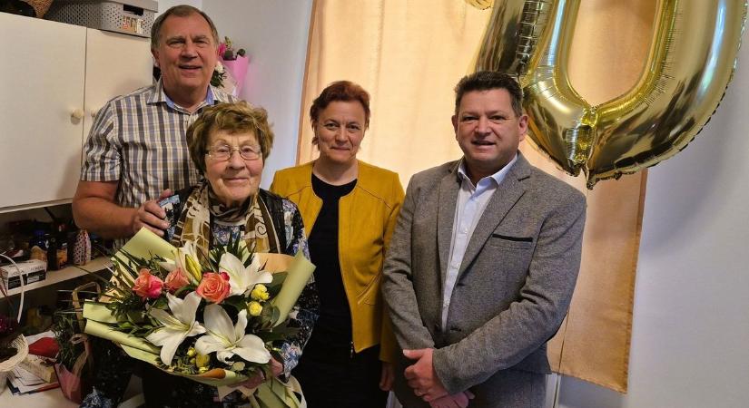 Sokan ismerik, szeretik az egykori tanárnőt, Jutka nénit, akit 90. születésnapján köszöntöttek