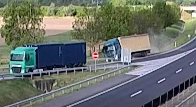 Döbbenetes videó: a pihenő helyett az árokba hajtott a nem is fékező kamionos