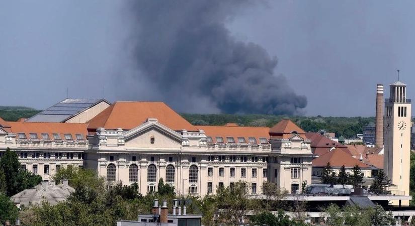 Lángok csaptak fel Debrecen határában, a város minden pontjáról látható a füstoszlop
