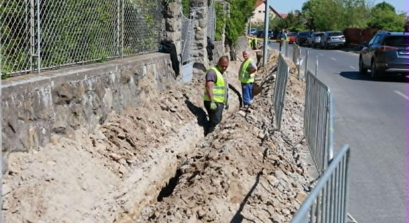 Látványos munkálatok a szekszárdi utcában – Kiderítettük, mi áll a háttérben