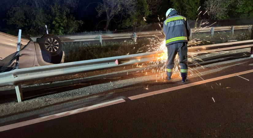 Két baleset rövid időn belül Szolnok térségében: Szajolnál autók ütköztek, az M4-esen szalagkorlátnak hajtott egy jármű