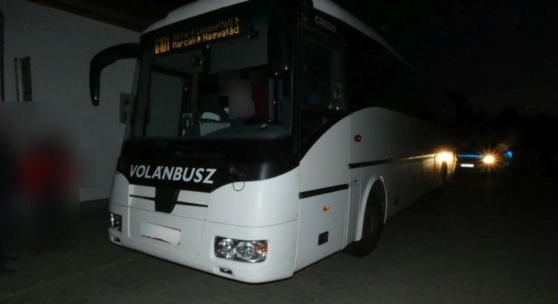 A buszon vezette le dühét három ittas férfi Böhönyén