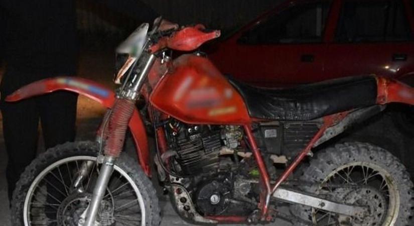 Súlyos baleset Kecelen: ittasan, jogsi nélkül hajtott betonoszlopnak egy fiatal férfi  fotó