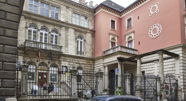 Áll a bál az SZFE-n, már a hallgatók is lemondásra szólították fel az egyetem vezetését