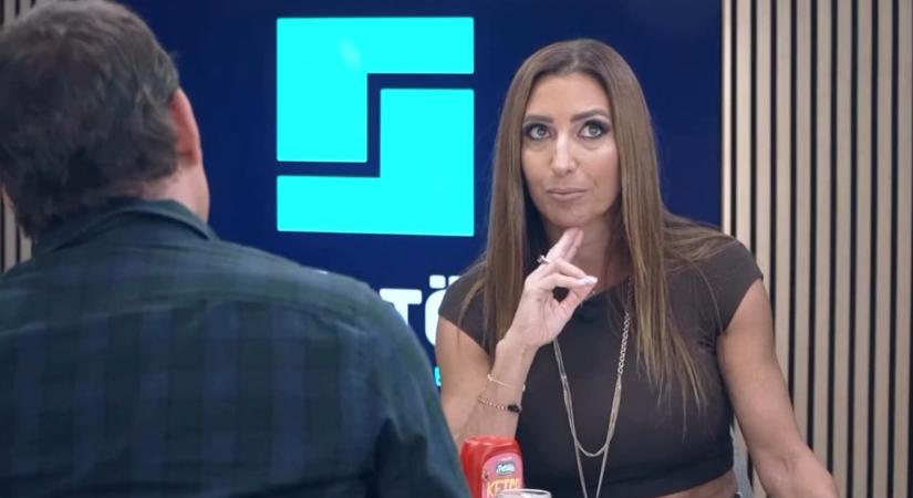Rubint Réka levette a kendőt, megmutatta, mennyit nőtt a haja