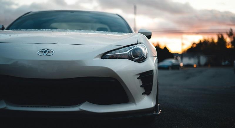 Zuhan az autómárkák értéke: a Tesla nagyot bukott, a Toyota még őrzi a vezető pozícióját