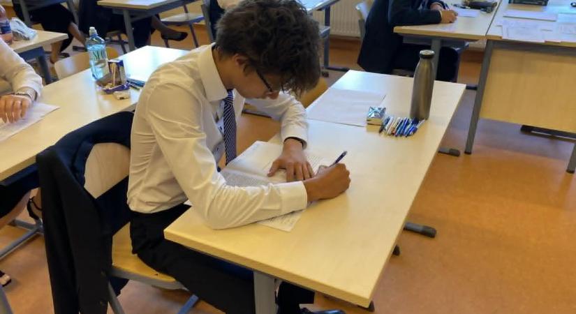 Túl vannak a rettegett matekérettségin: Halmazok, trigonometria és hosszú szöveges feladatok edzették meg a diákokat