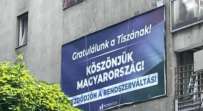Óriásplakáton mond köszönetet a Momentum a Tisza Pártnak