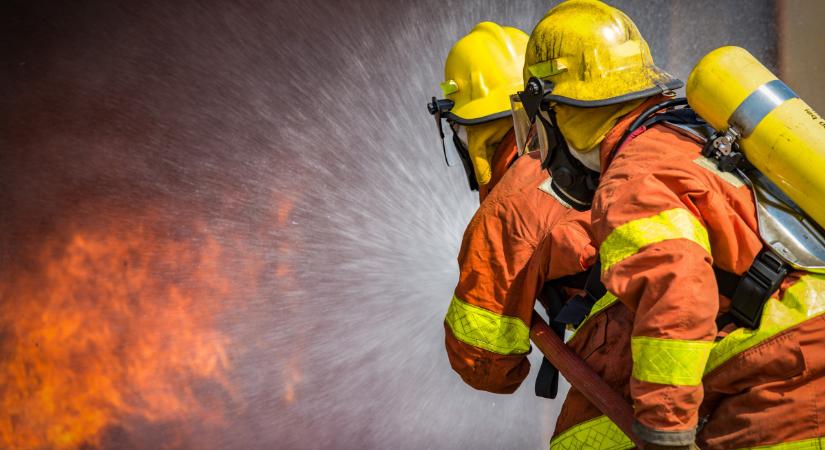 Égő kamion miatt áll a forgalom az M3-ason