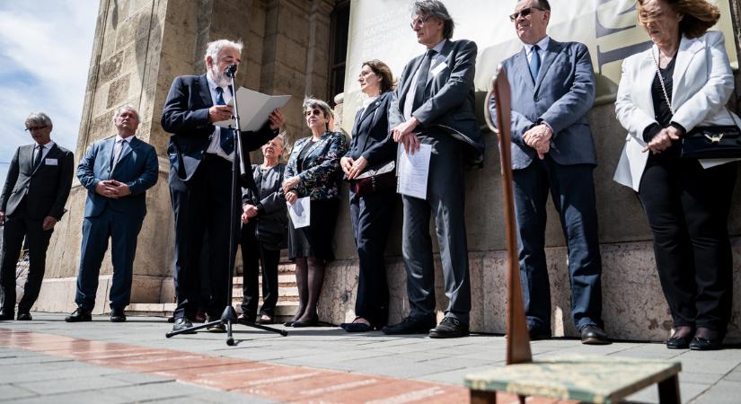 „Vétkesek közt cinkos, aki néma” – beleállt a hatalomba az MTA főtitkára Krasznahorkai köszöntésén