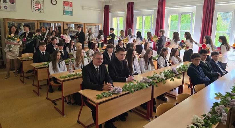 Búcsút intettek a végzősök: jubileumi ballagást tartottak Sárbogárdon (galéria)