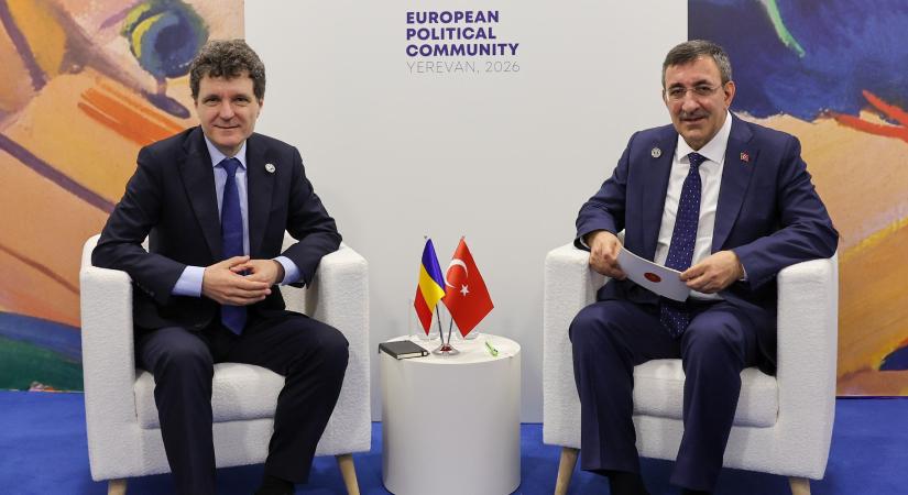 Ugrás a fekete lyukba: lejtőre került a lej, minden szem egy emberre szegeződik