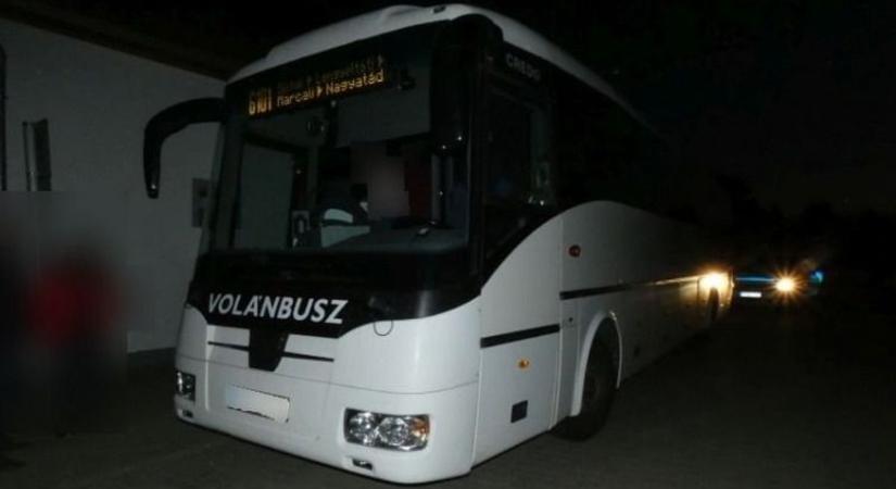 Szétverték a buszt az utasok, mert a sofőr nem engedte felszállni őket
